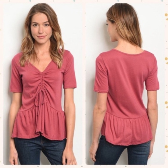 Tops - Adorable cinch berry top🍓